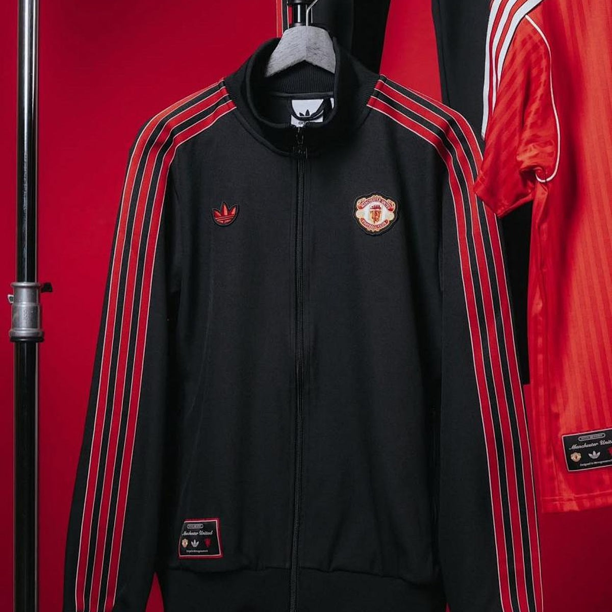 Conjunto Manchester United adidas Clásico Retro Negro, foto 2 de 15