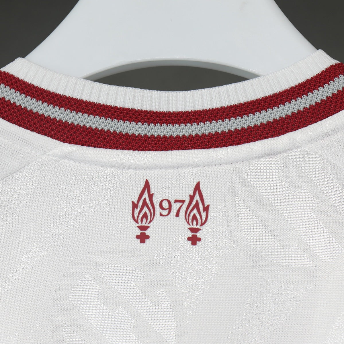 Jersey Liverpool 2026-27 Visitante blanco, foto 3 de 7