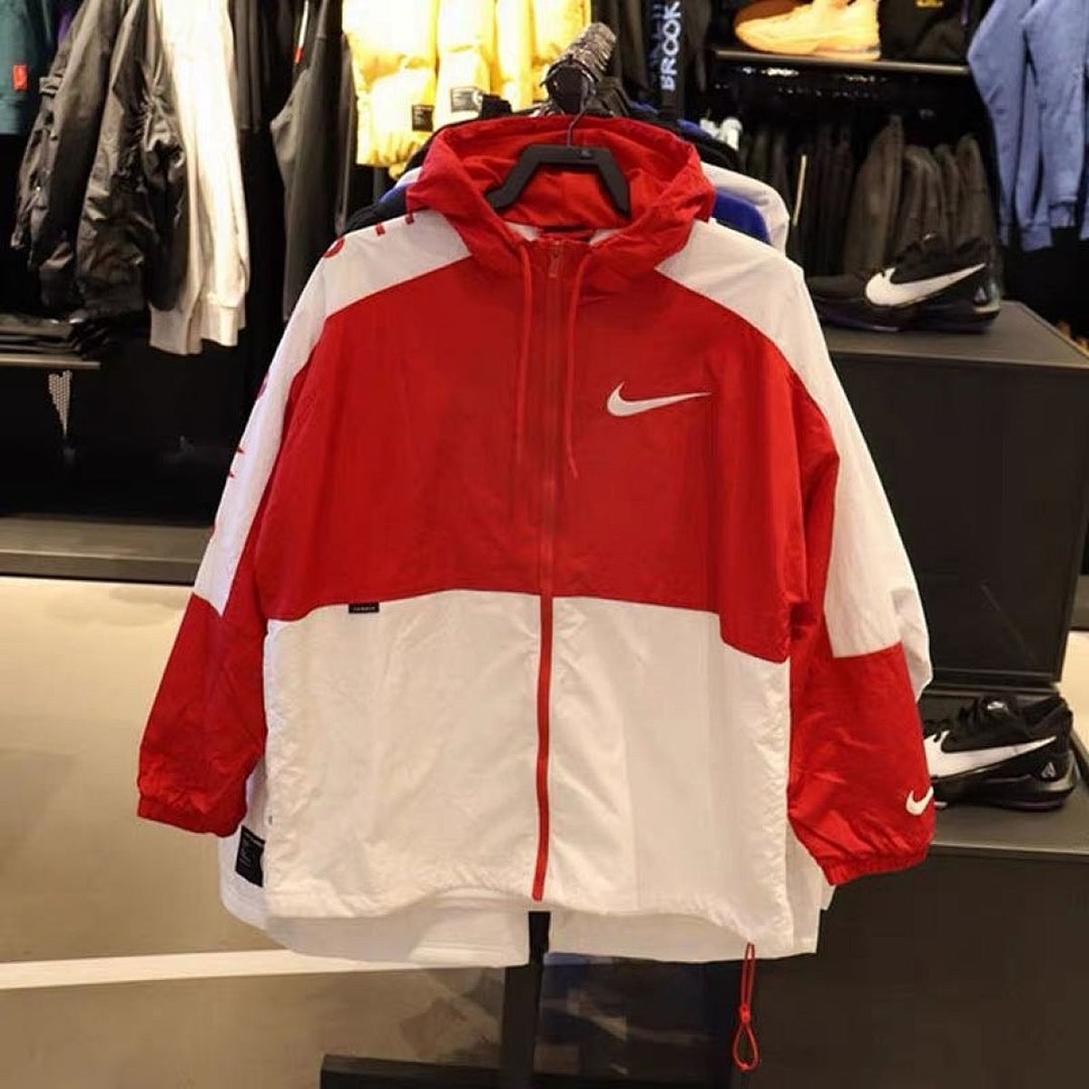 Chamarra Nike Cortavientos Swoosh Grande, foto 2 de 8