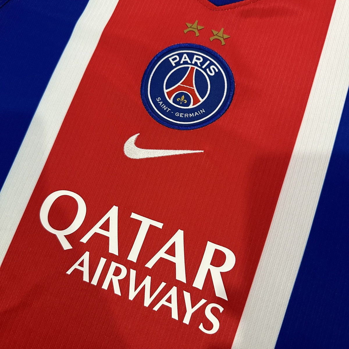 Jersey Paris Saint-Germain 2026-27 Local 2 Estrellas rojo, foto 3 de 8