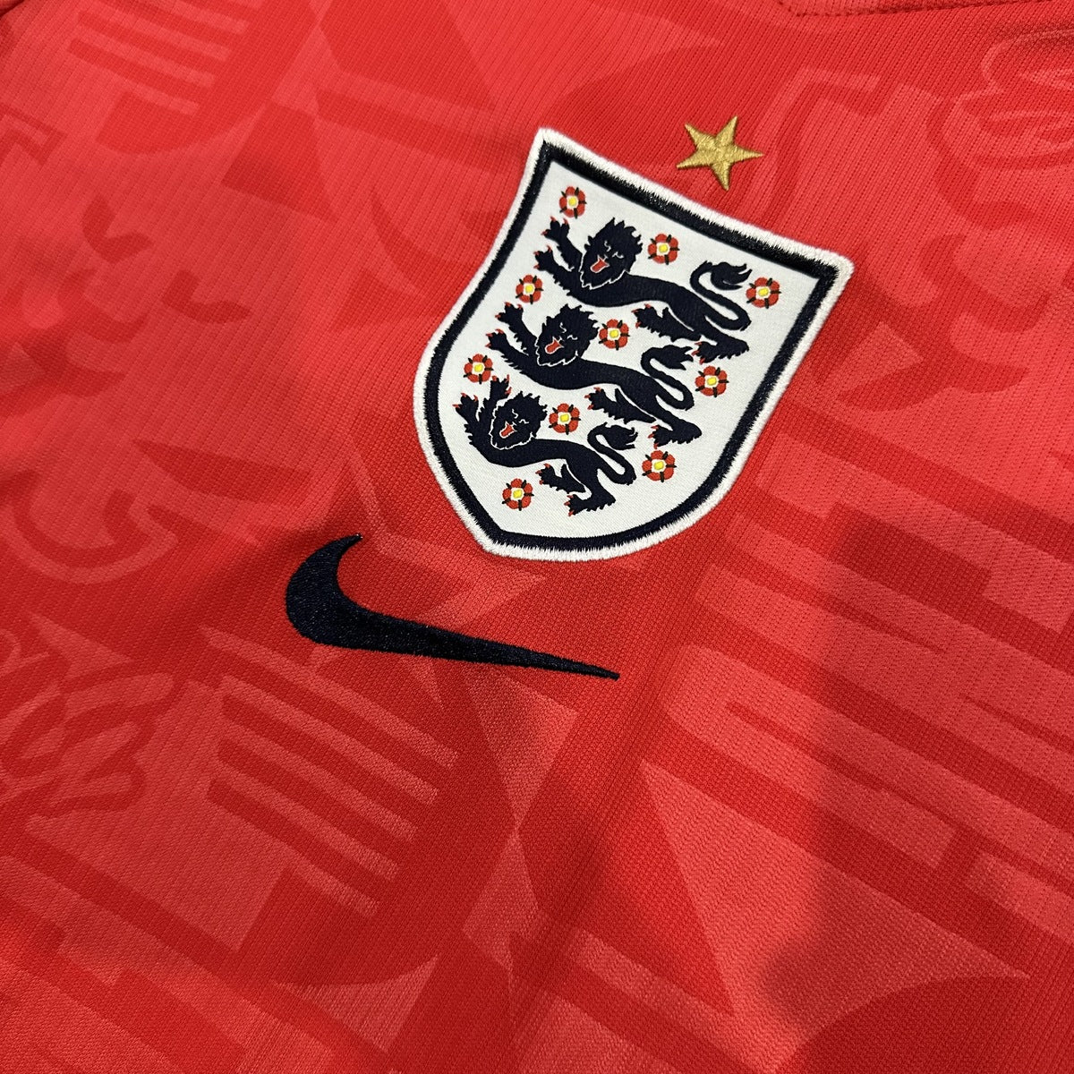 Jersey Inglaterra 2026 Visitante rojo, foto 4 de 10