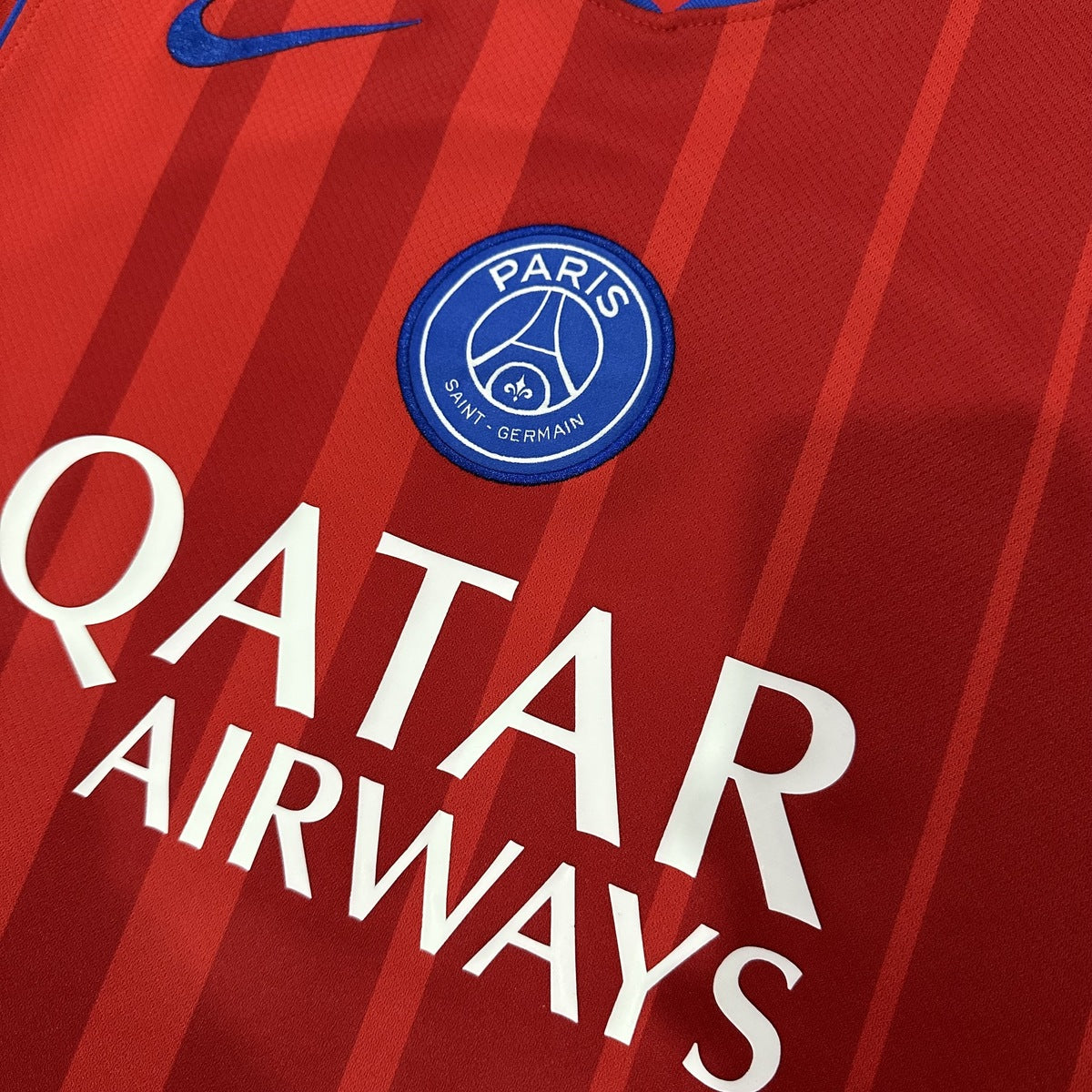 Jersey Paris Saint-Germain 2025-26 Tercero rojo, foto 3 de 8