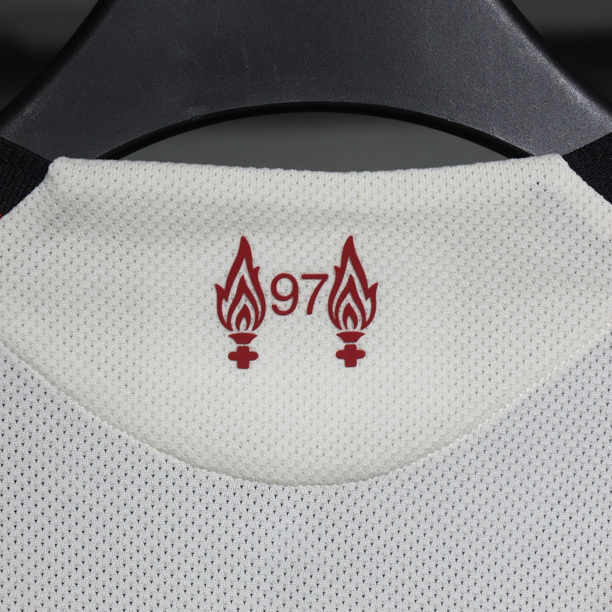 Jersey Liverpool 2025-26 Visitante blanco, foto 3 de 8