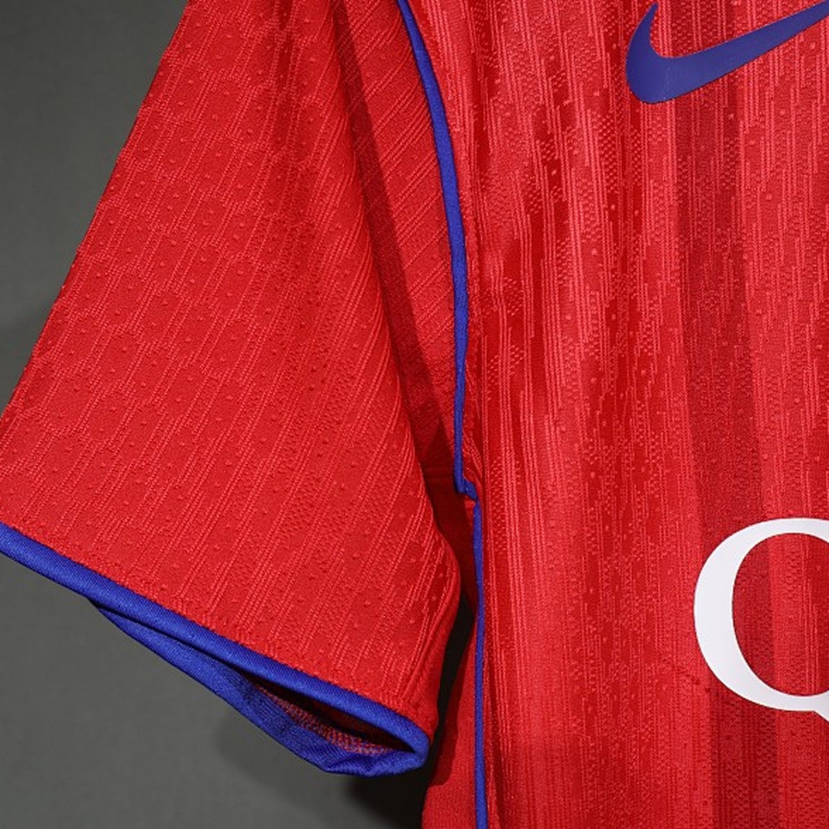 Jersey Paris Saint-Germain 2025-26 Tercero rojo, foto 3 de 5