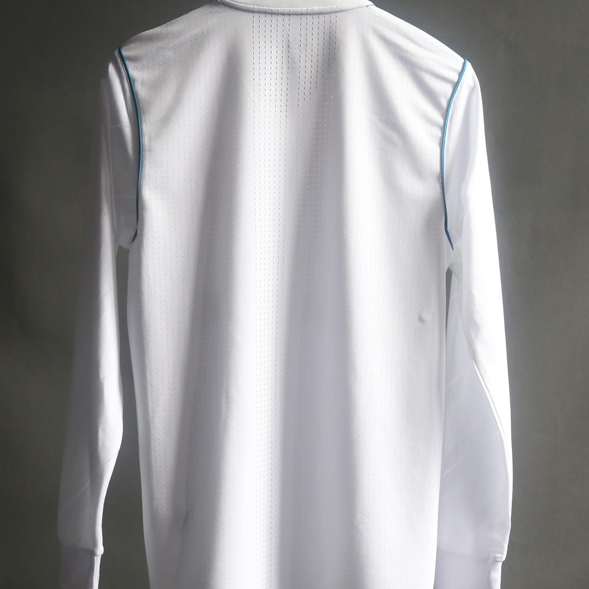 Jersey Real Madrid 2017-18 Local blanco, foto 4 de 7