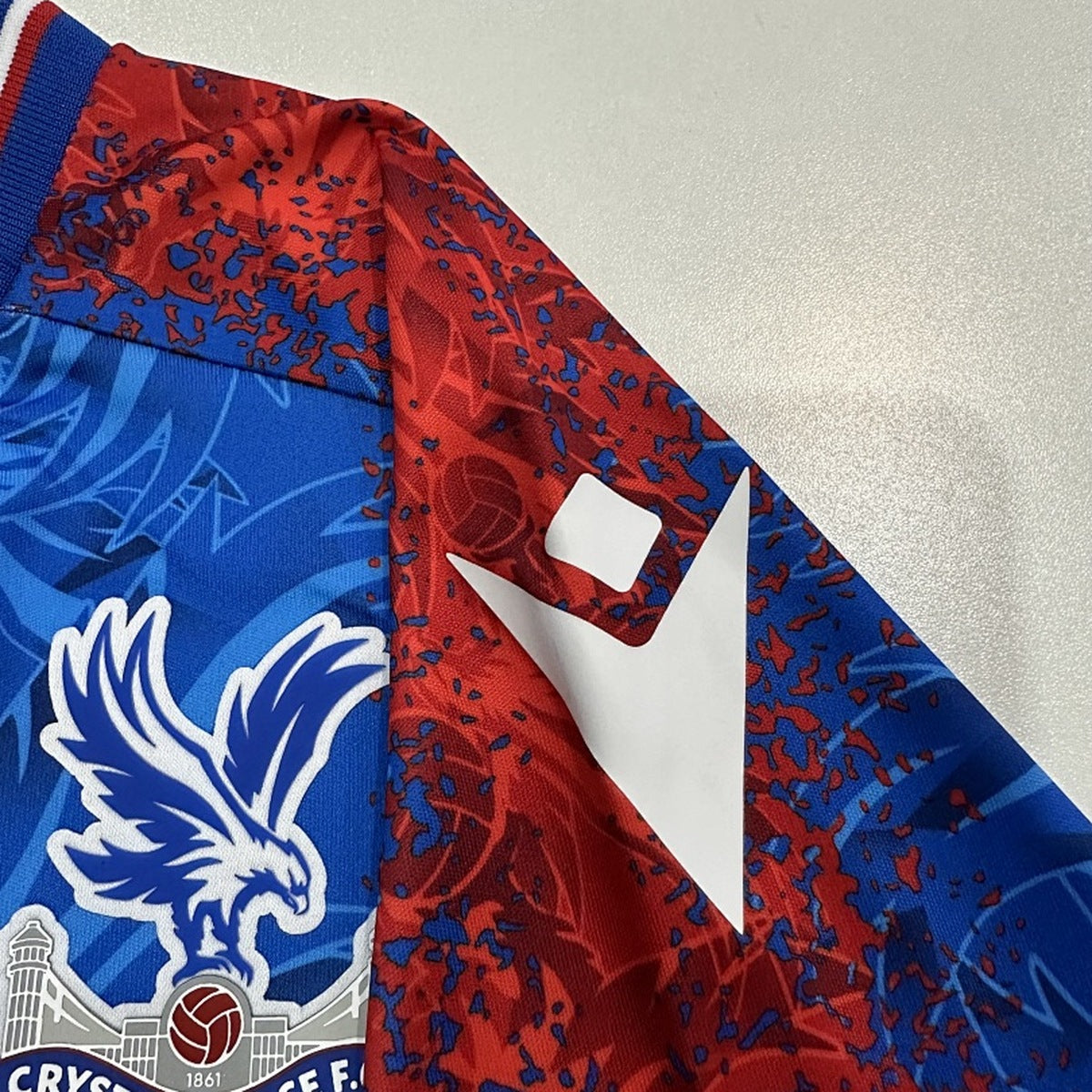 Jersey Crystal Palace 2024-25 Local rojo, foto 7 de 8