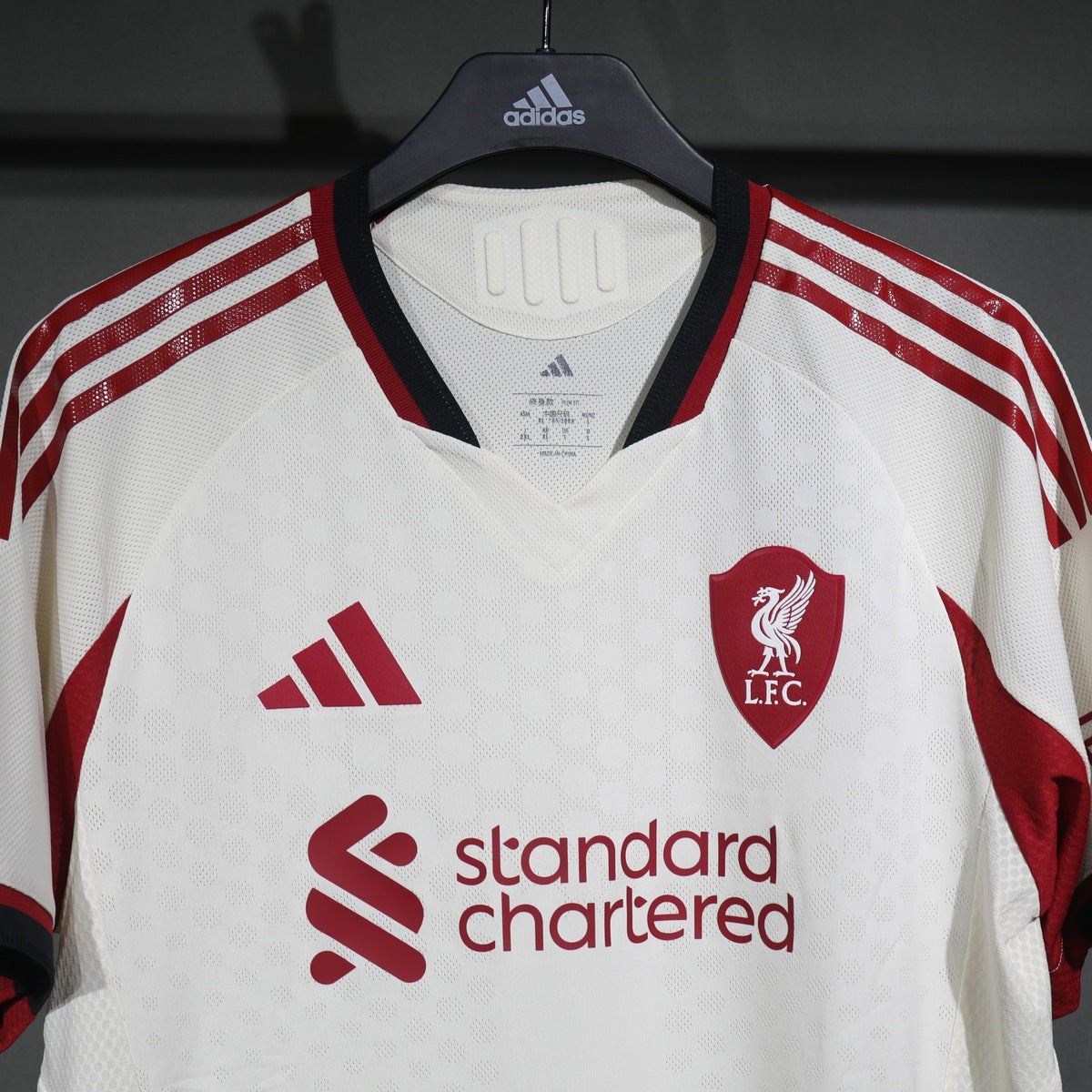 Jersey Liverpool 2025-26 Visitante blanco, foto 8 de 8