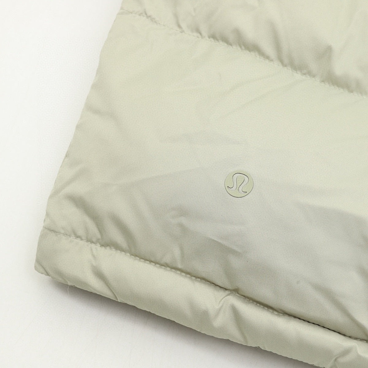 Chamarra de Plumas lululemon Wunder Puff Super Cropped Verde Salvia beige, foto 3 de 9