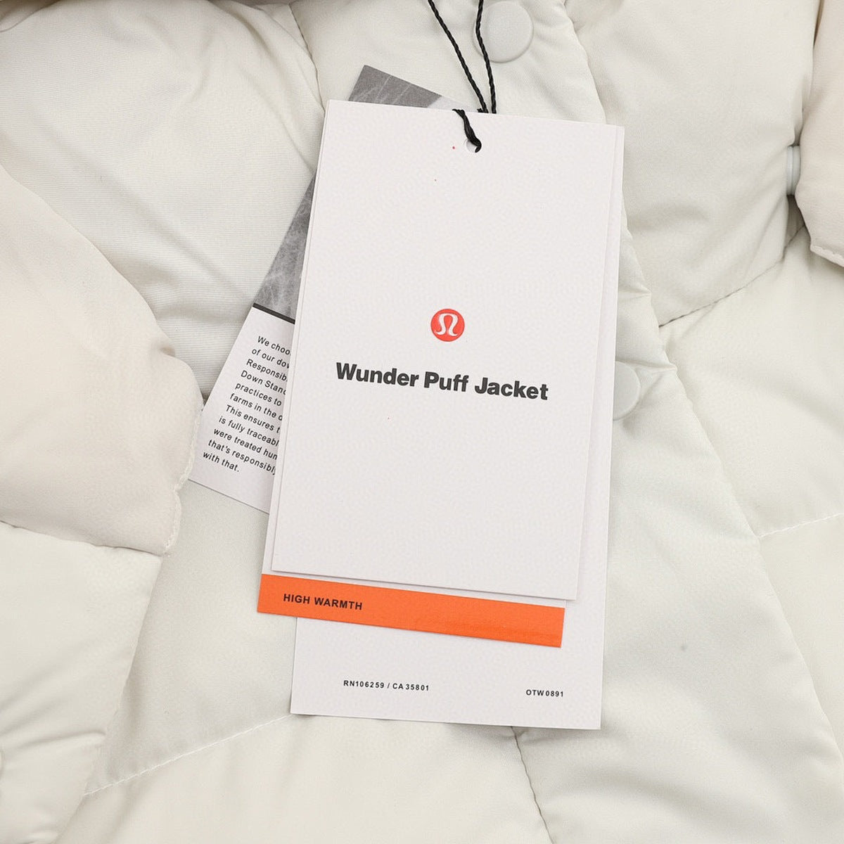 Chamarra de Plumas lululemon Wunder Puff Super Cropped Blanca blanco, foto 5 de 9