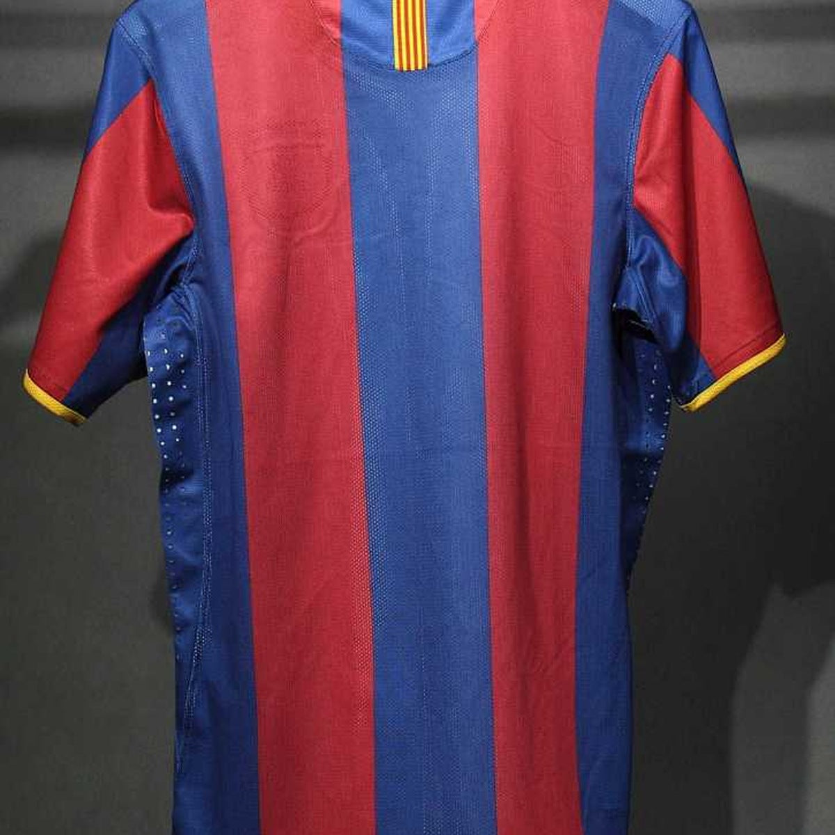 Jersey FC Barcelona 2010-11 Local rojo, foto 9 de 10