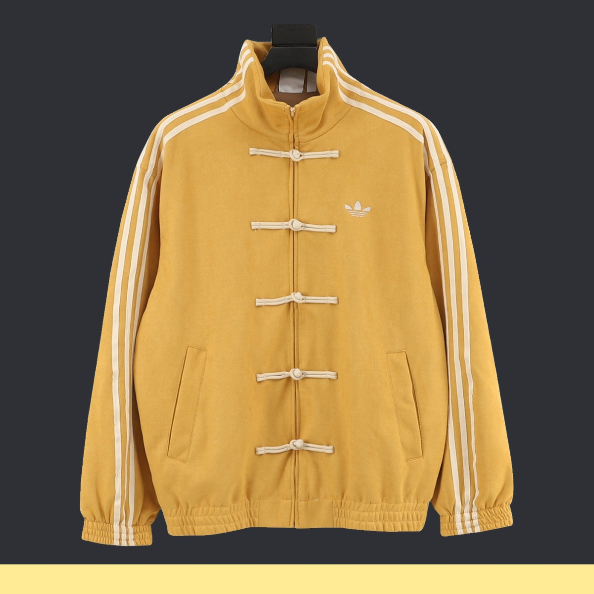 Chamarra adidas Tang Año Nuevo Chino amarilla, vista de frente