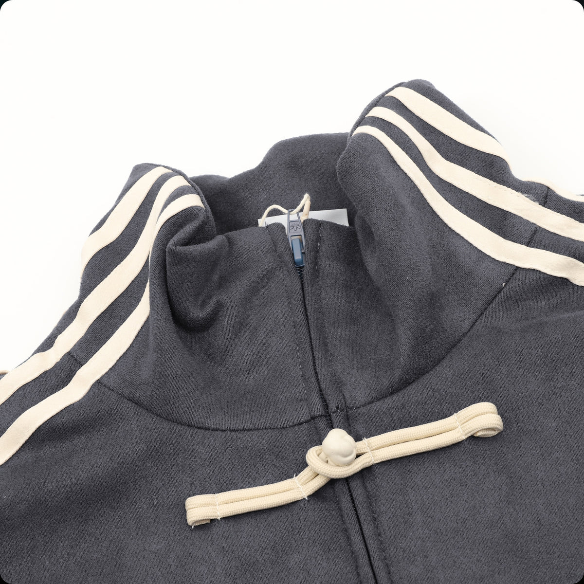 Chamarra adidas Tang Año Nuevo Chino gris oxford, detalle del cuello con alamar
