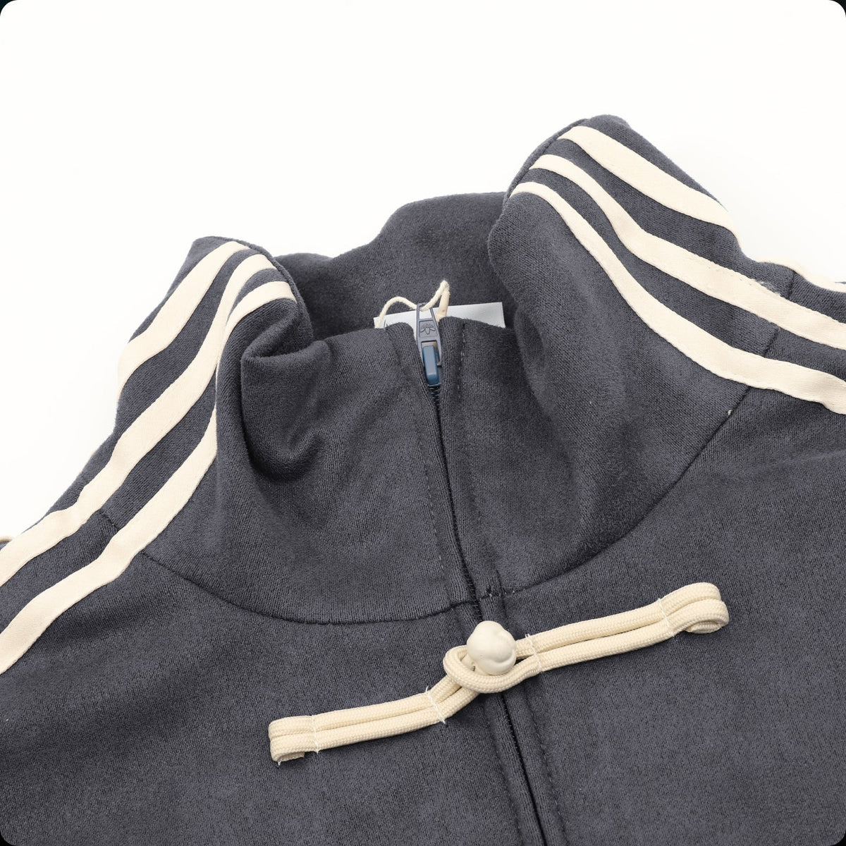 Chamarra adidas Tang Año Nuevo Chino gris oxford, detalle del cuello con alamar