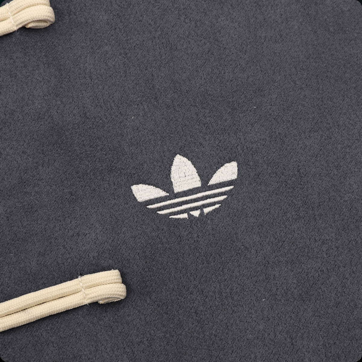 Chamarra adidas Tang Año Nuevo Chino gris oxford, detalle del logo