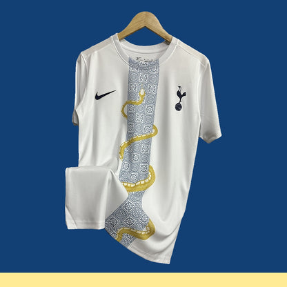 Jersey Tottenham 2024-25 Prepartido Año de la Serpiente blanco, foto 1 de 8