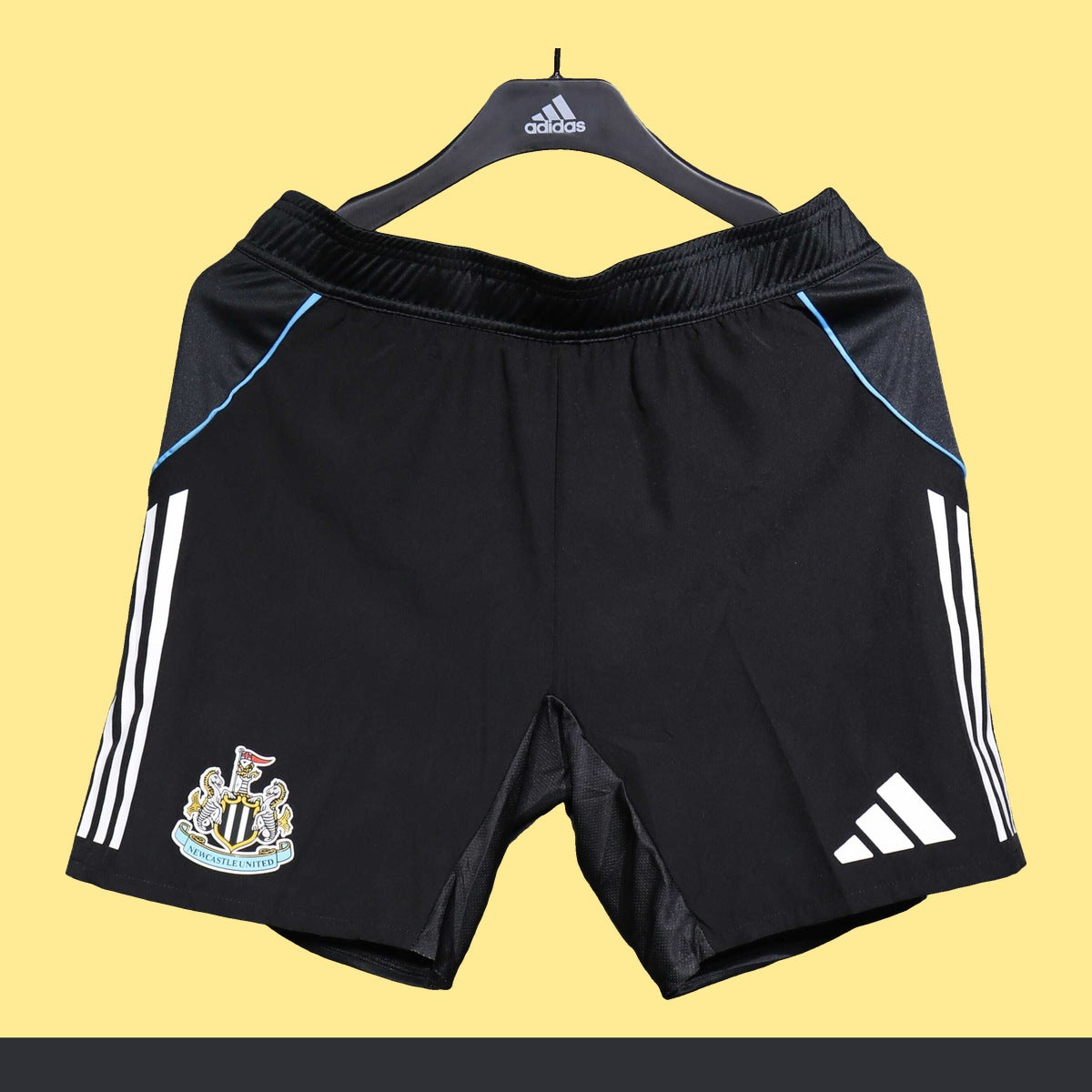 Short Newcastle United adidas 2025 Local negro, foto 1 de 5