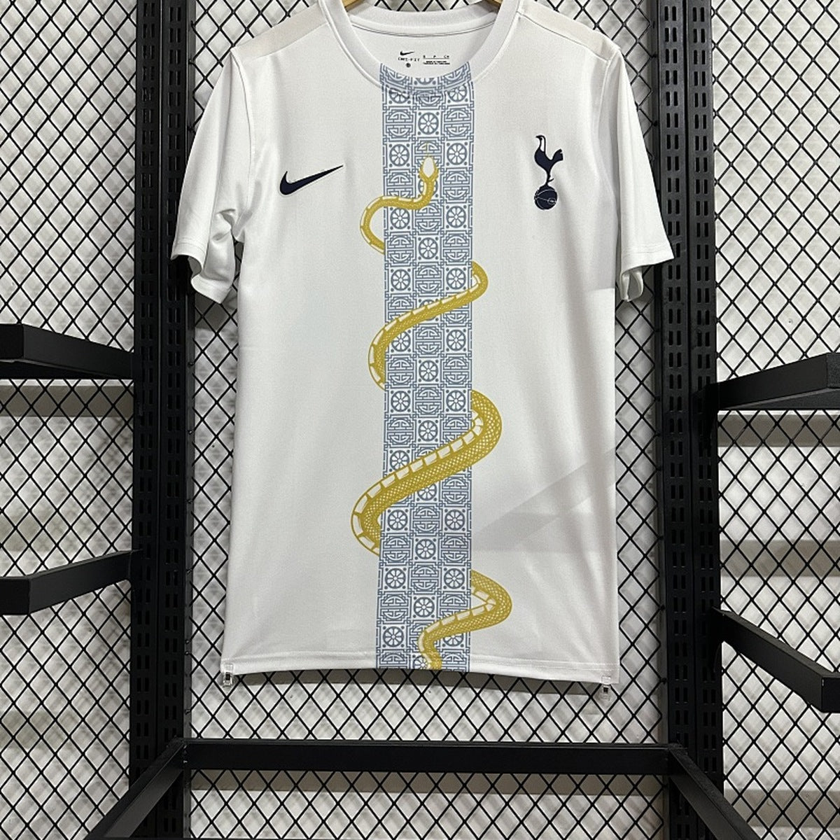 Jersey Tottenham 2024-25 Prepartido Año de la Serpiente blanco, foto 2 de 8