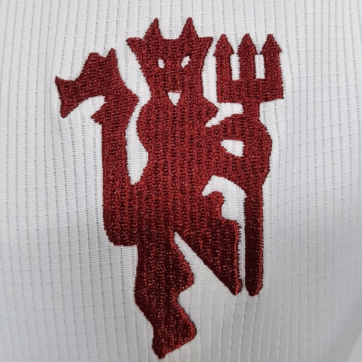 Jersey Manchester United 2023-24 Tercero blanco, foto 3 de 7