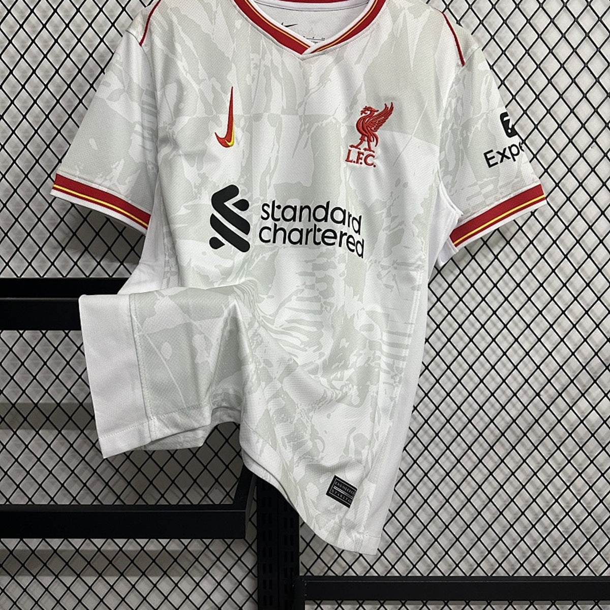 Jersey Liverpool 2024-25 Tercero blanco, foto 2 de 7