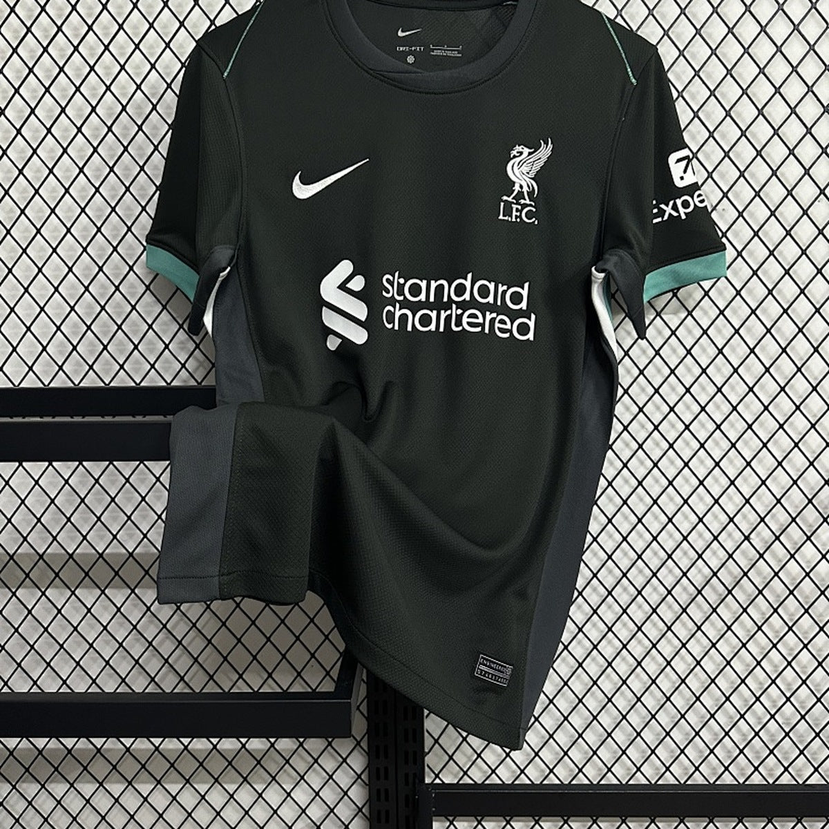 Jersey Liverpool 2024-25 Visitante negro, foto 2 de 7