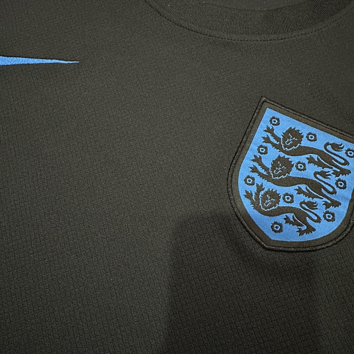 Jersey Inglaterra 2025 Visitante negro, foto 3 de 6