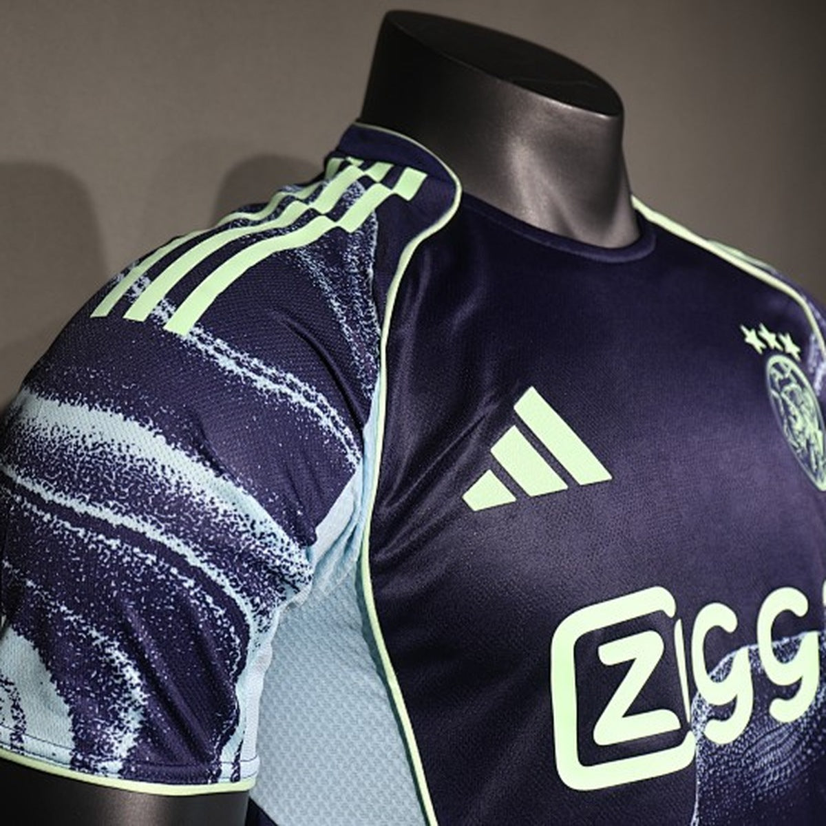 Jersey Ajax 2025-26 Visitante azul marino, foto 4 de 7