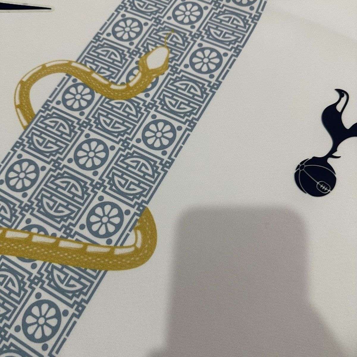 Jersey Tottenham 2024-25 Prepartido Año de la Serpiente blanco, foto 4 de 8