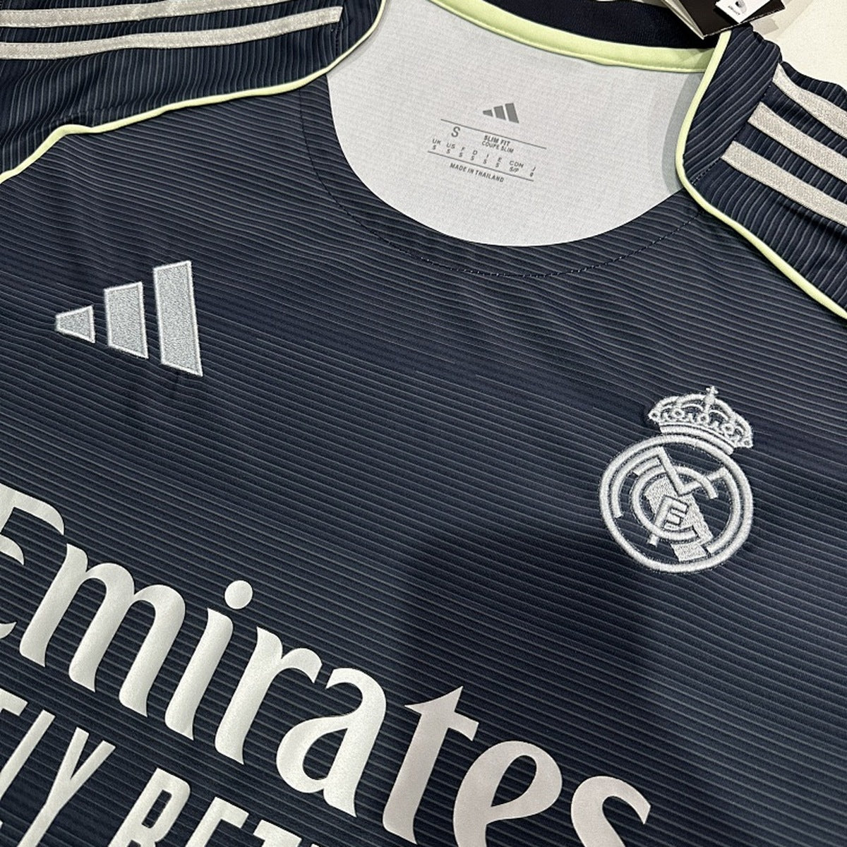 Jersey Real Madrid 2025-26 Visitante azul marino, foto 3 de 6