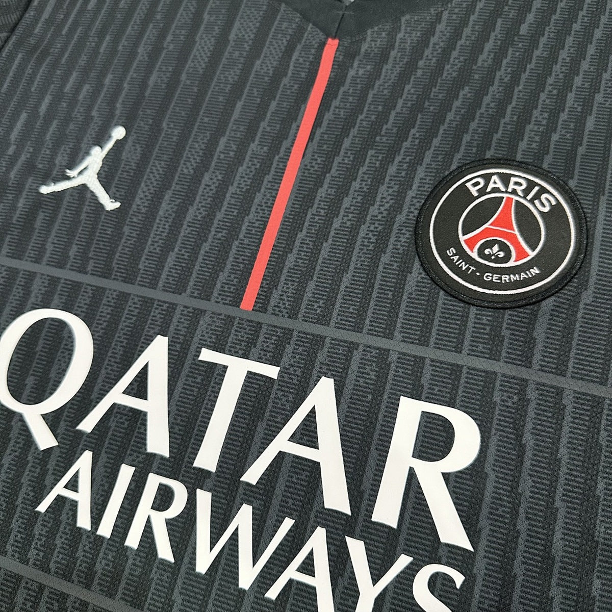 Jersey Paris Saint-Germain 2025-26 Cuarto Uniforme negro, foto 4 de 9
