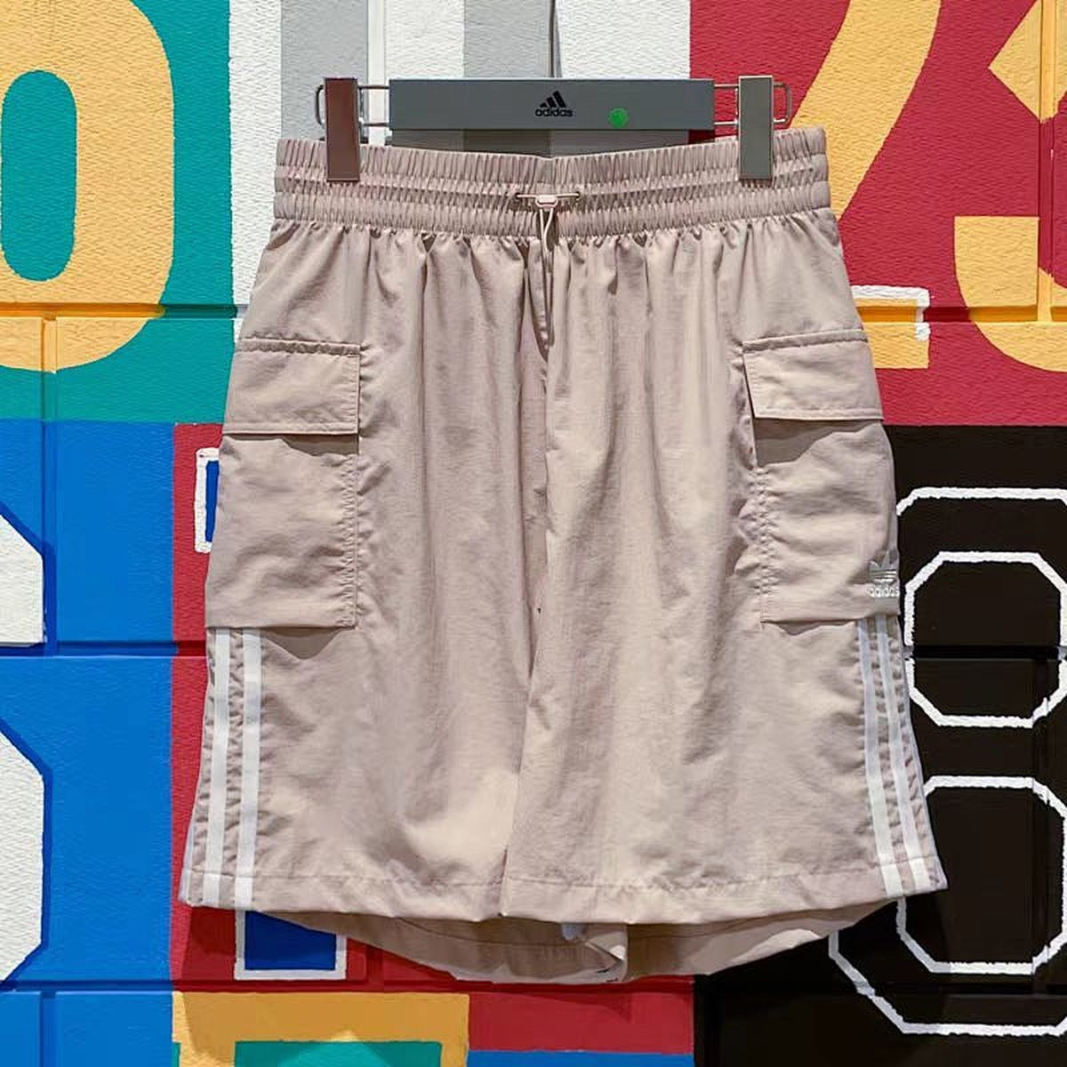 Short adidas Cargo Tres Franjas verde, foto 2 de 3