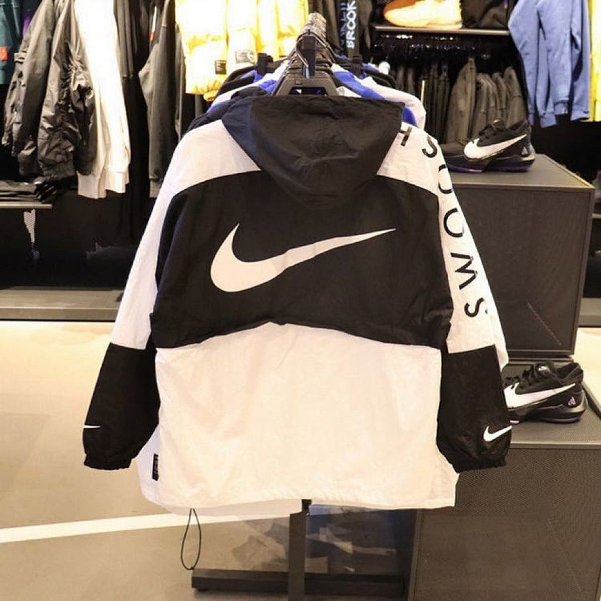 Chamarra Nike Cortavientos Swoosh Grande, foto 3 de 8