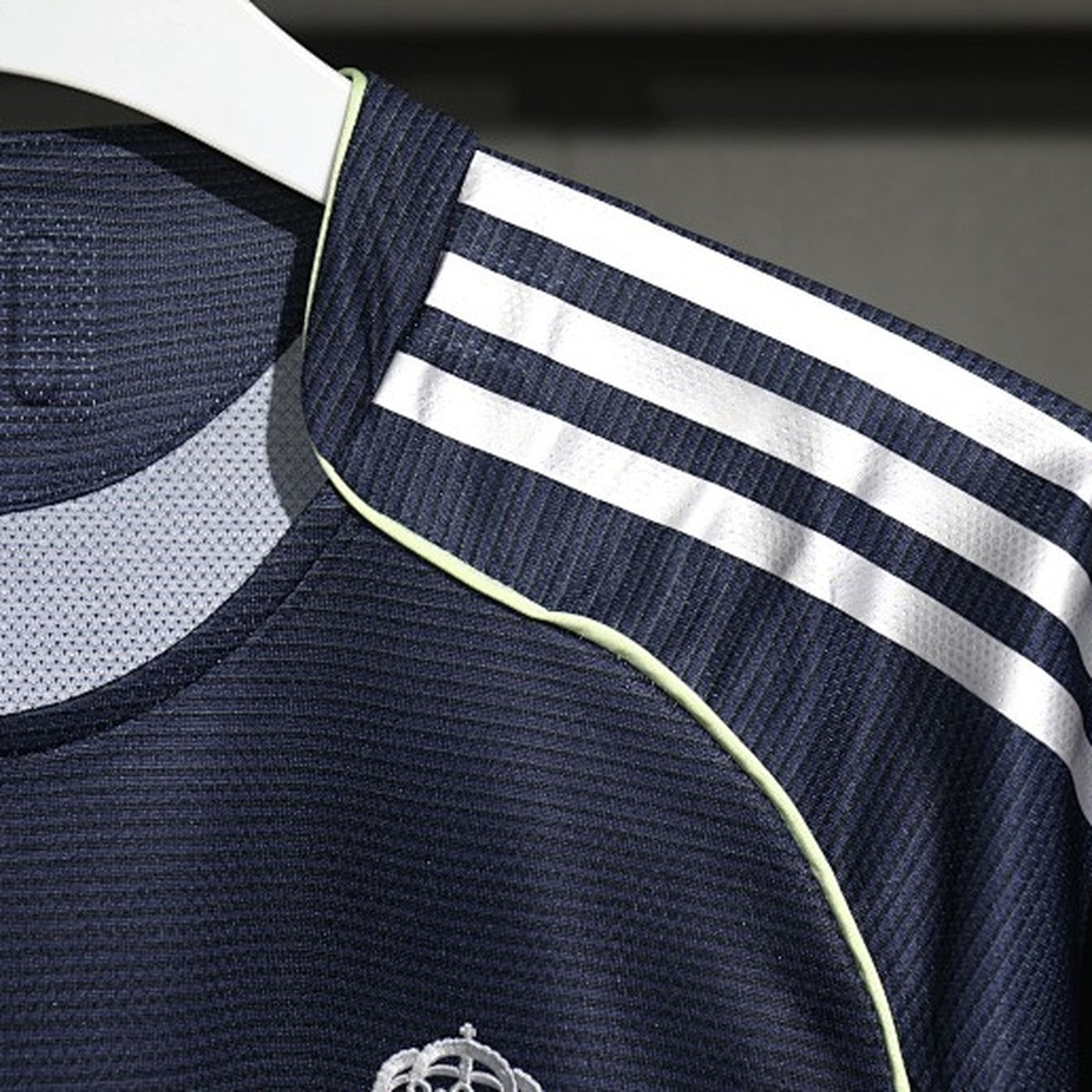 Jersey Real Madrid 2025-26 Visitante azul marino, foto 4 de 6