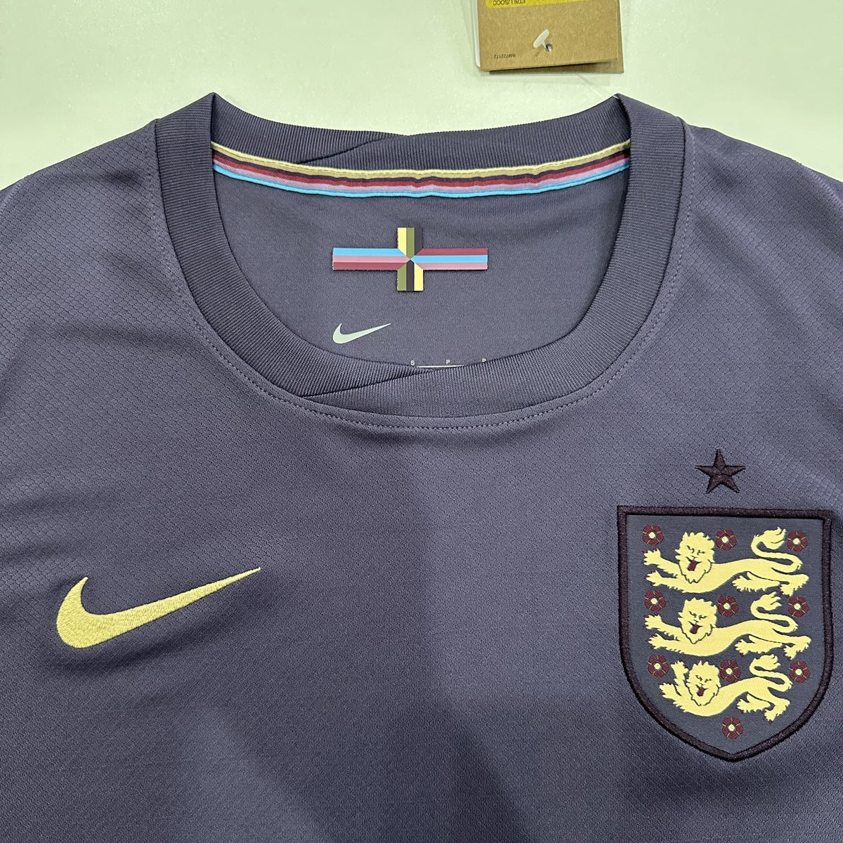 Jersey Inglaterra 2024 Visitante morado, foto 3 de 7