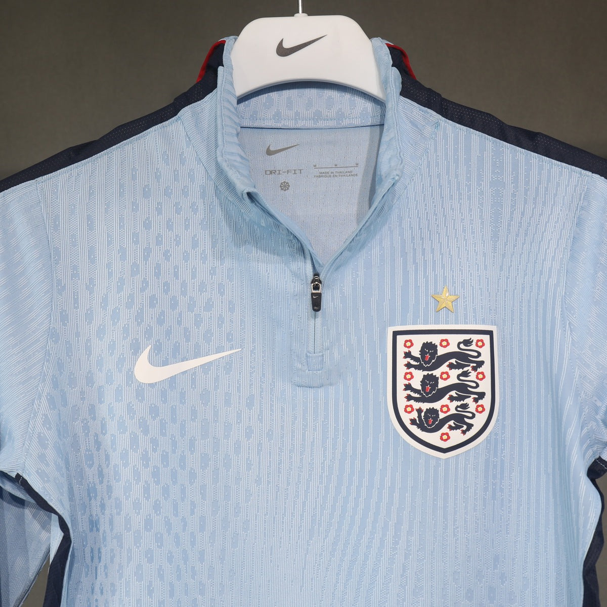 Top de Entrenamiento Medio Cierre Inglaterra Nike 2026 Azul, foto 5 de 6