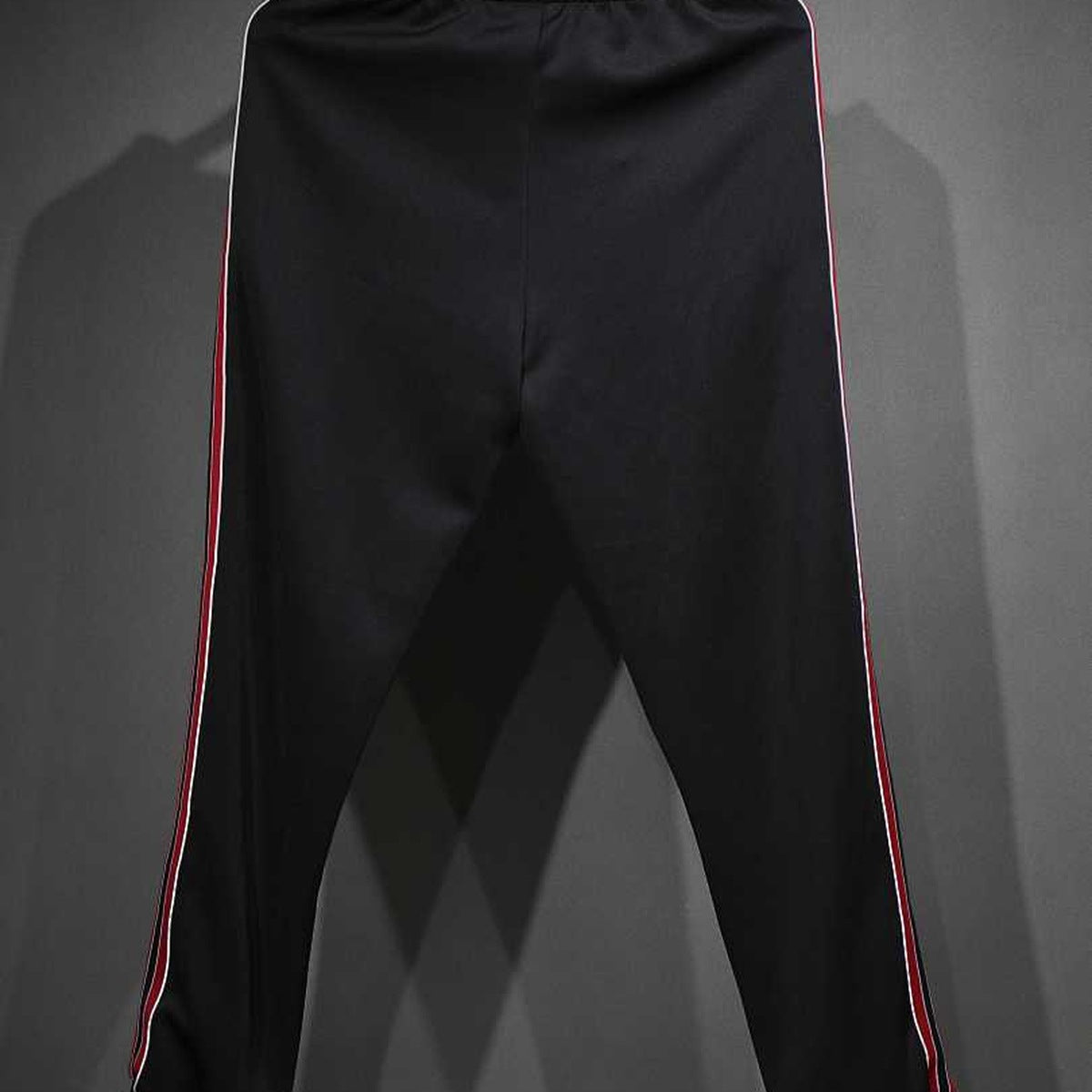 Conjunto Manchester United adidas Clásico Retro Negro, foto 3 de 15