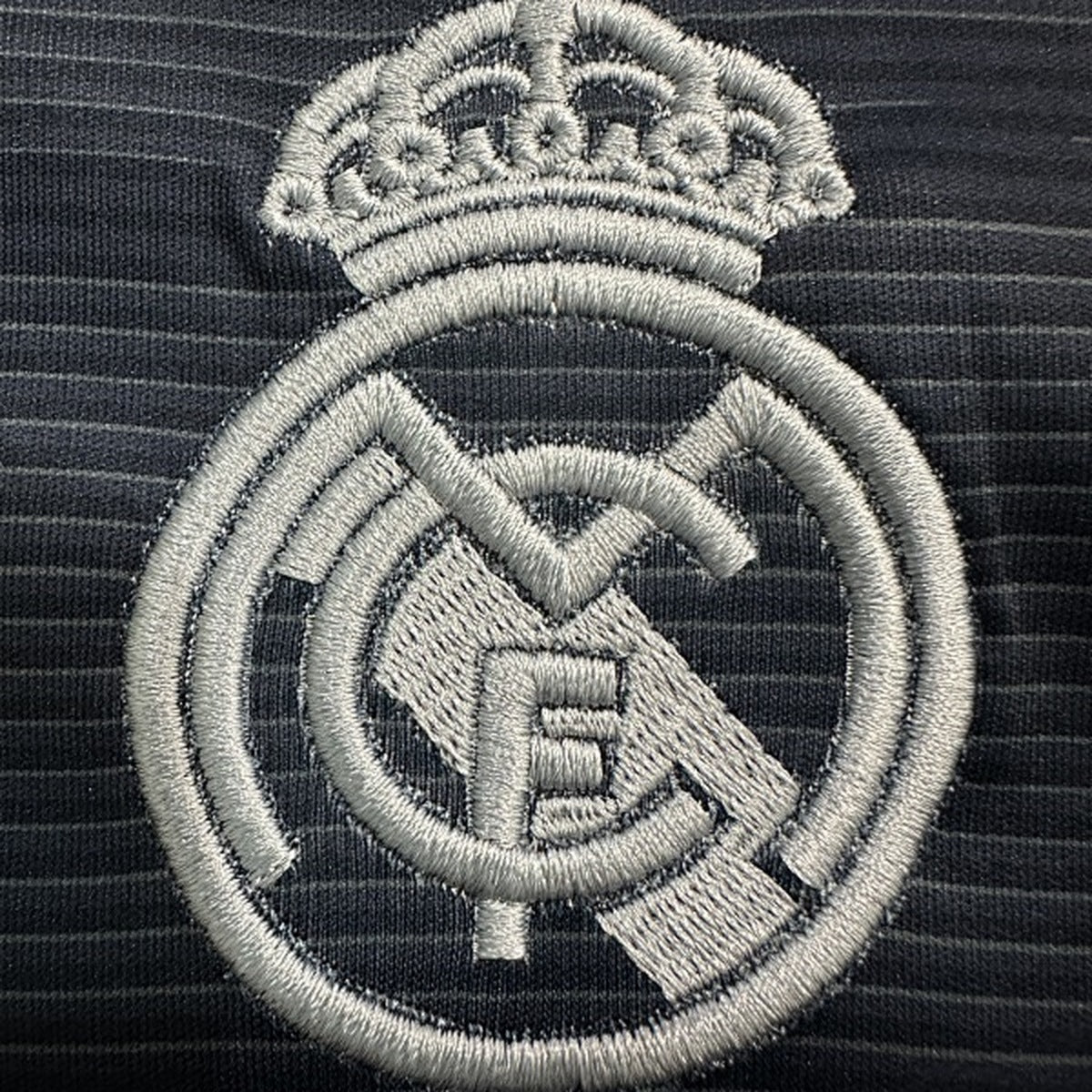 Jersey Real Madrid 2025-26 Visitante azul marino, foto 4 de 6