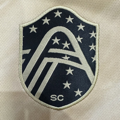 Jersey St. Louis City SC 2026-27 Visitante Tina Turner amarillo, foto 4 de 7