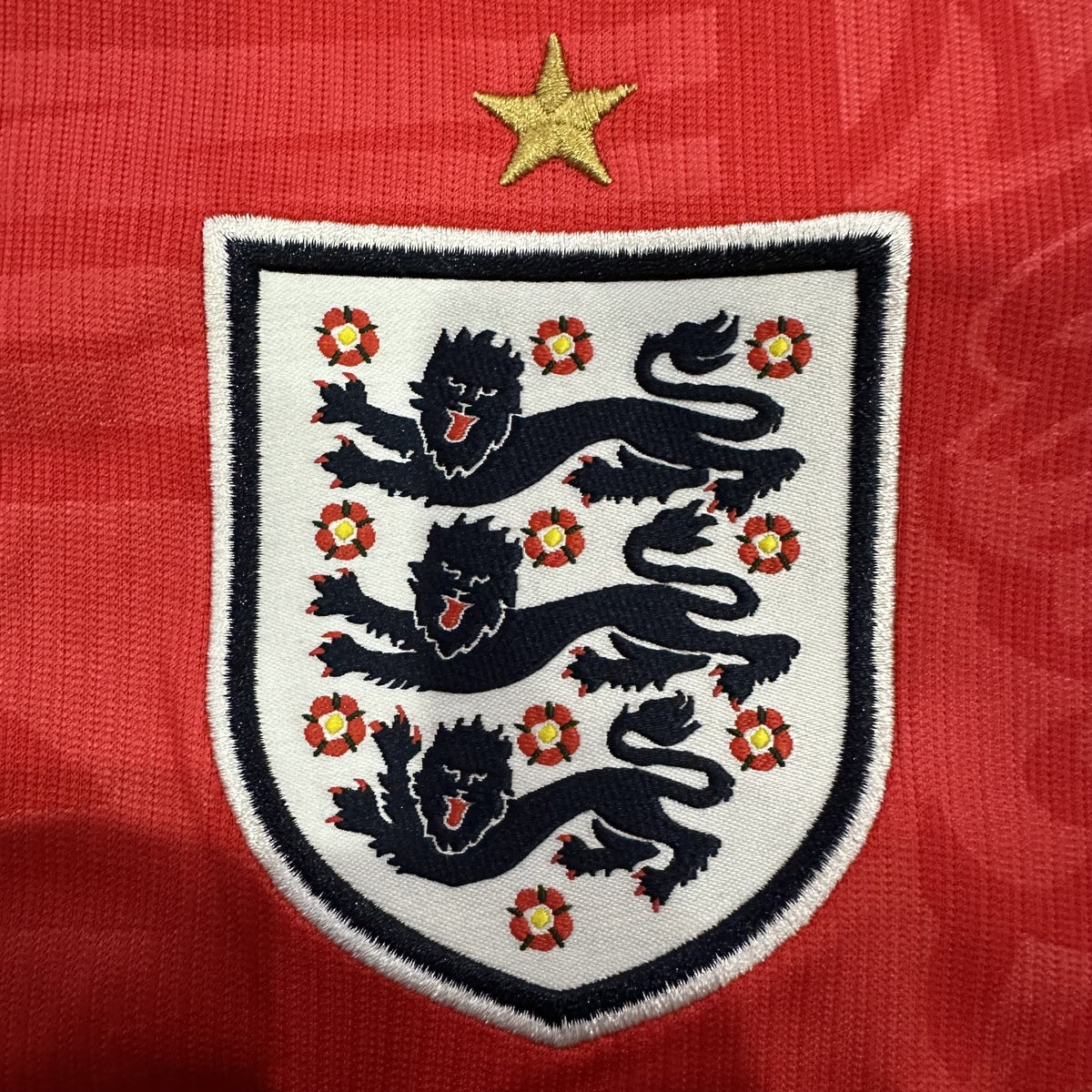 Jersey Inglaterra 2026 Visitante rojo, foto 5 de 10