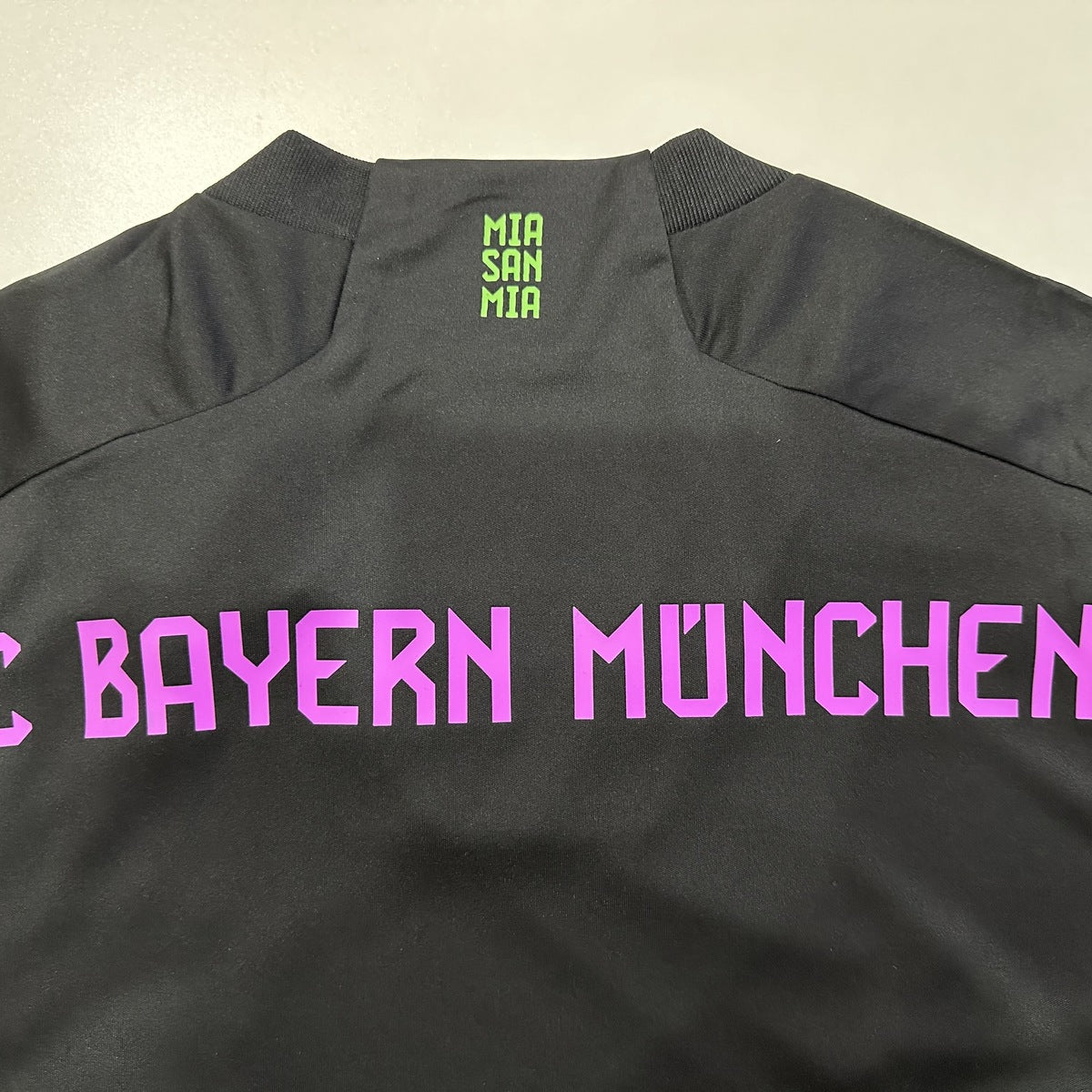 Jersey Bayern Múnich 2023-24 Visitante negro, foto 5 de 9