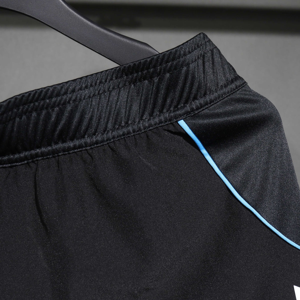 Short Newcastle United adidas 2025 Local negro, foto 3 de 5