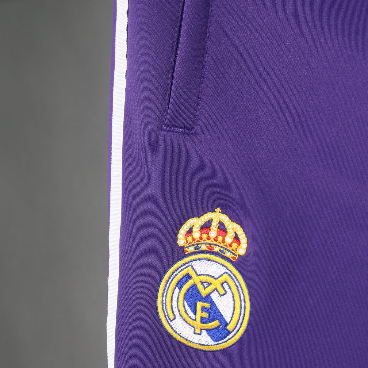 Conjunto Real Madrid adidas Retro 2026 Morado, foto 3 de 10