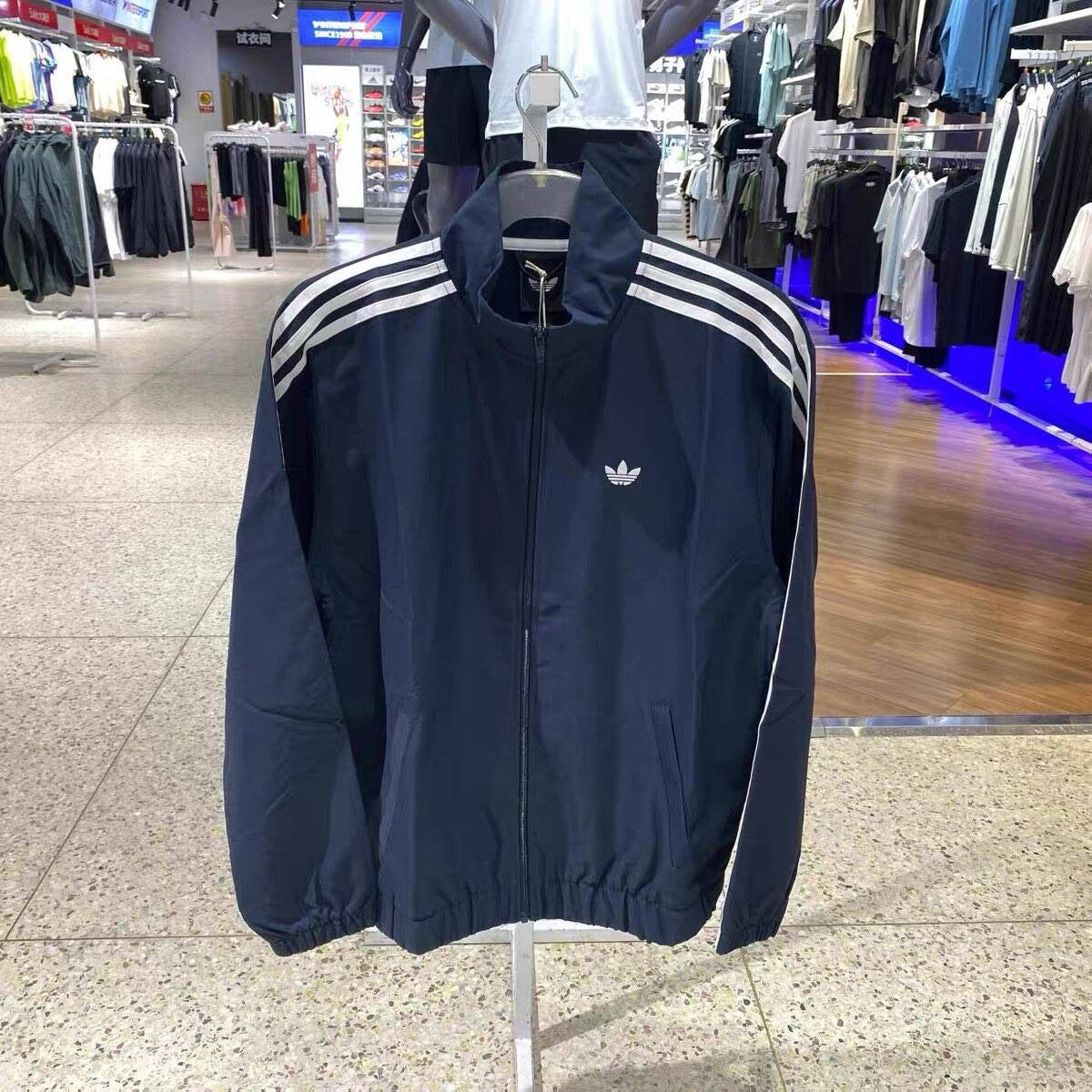Chamarra adidas Cortavientos Tres Franjas, foto 2 de 2