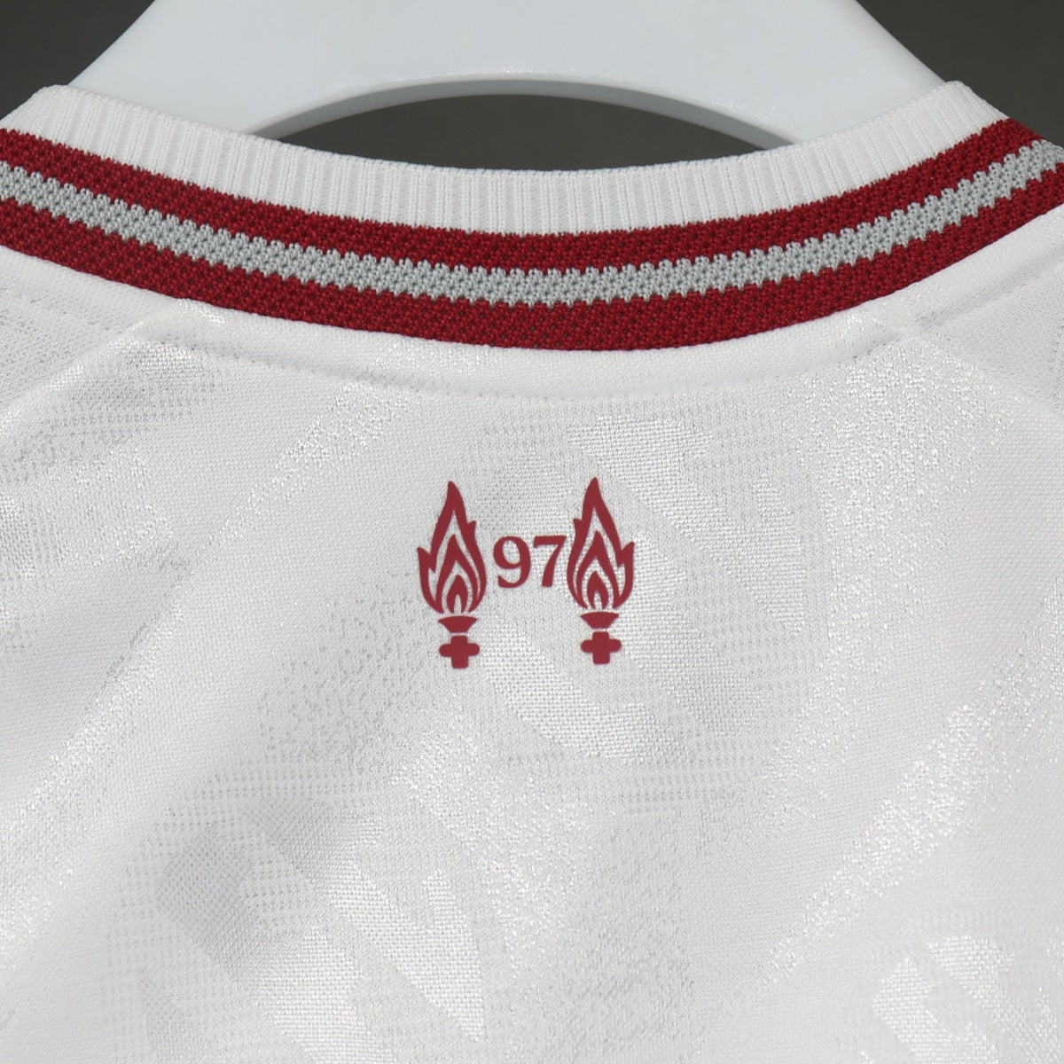 Jersey Liverpool 2026-27 Visitante blanco, foto 4 de 7