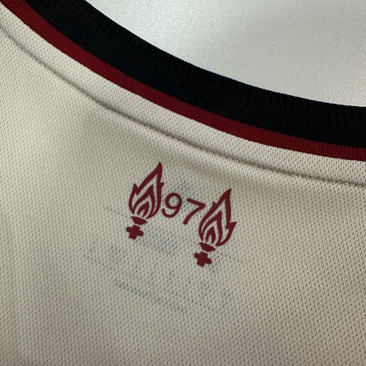 Jersey Liverpool 2025-26 Visitante beige, foto 6 de 7