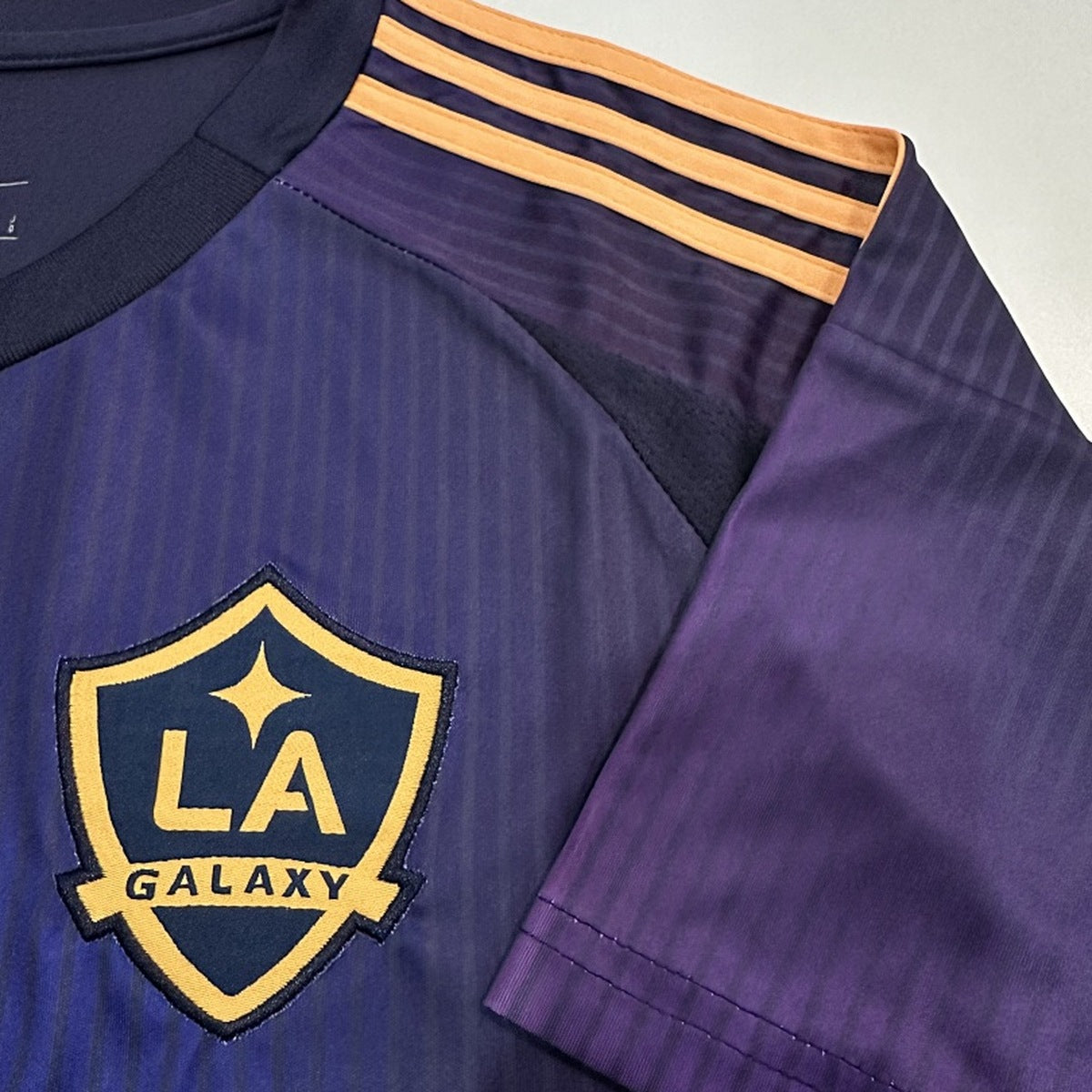 Jersey LA Galaxy 2025-26 Visitante morado, foto 6 de 7