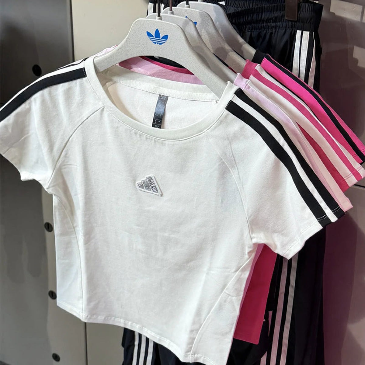 Playera adidas Crop Tres Franjas, foto 5 de 5