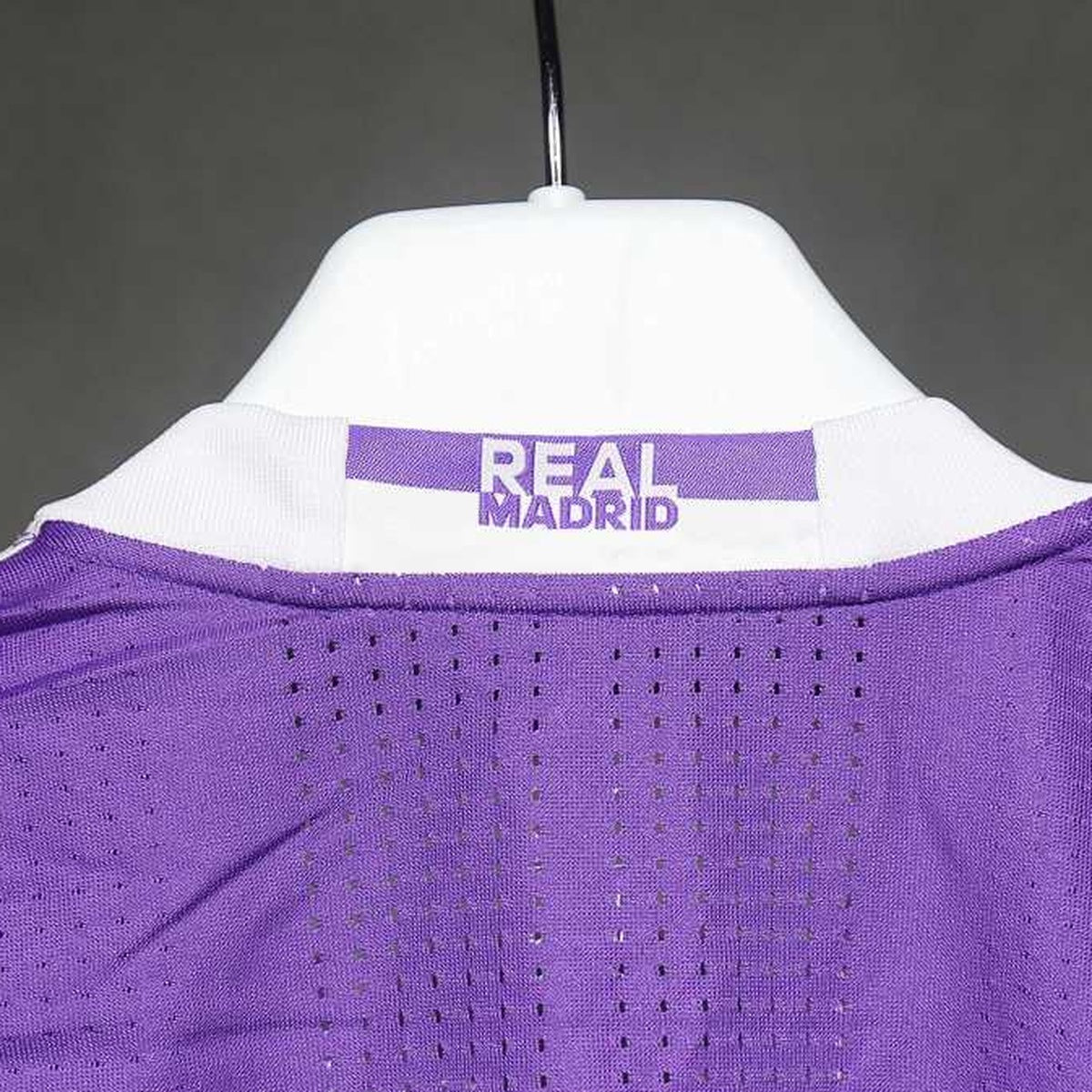 Jersey Real Madrid 2016-17 Visitante morado, foto 7 de 12
