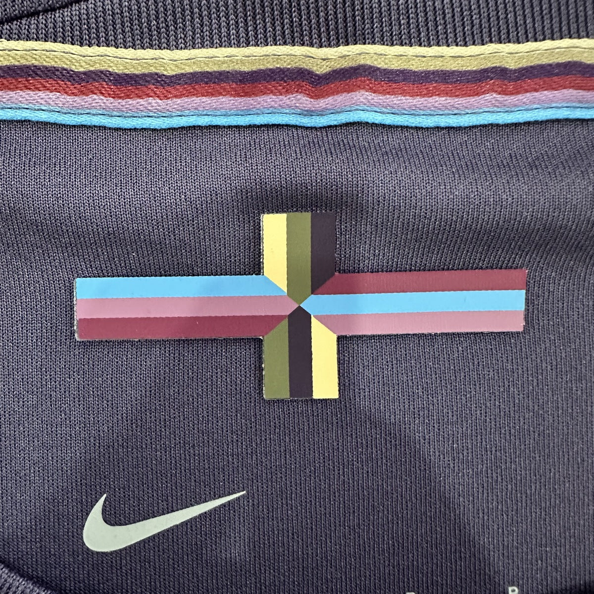 Jersey Inglaterra 2024 Visitante morado, foto 6 de 7