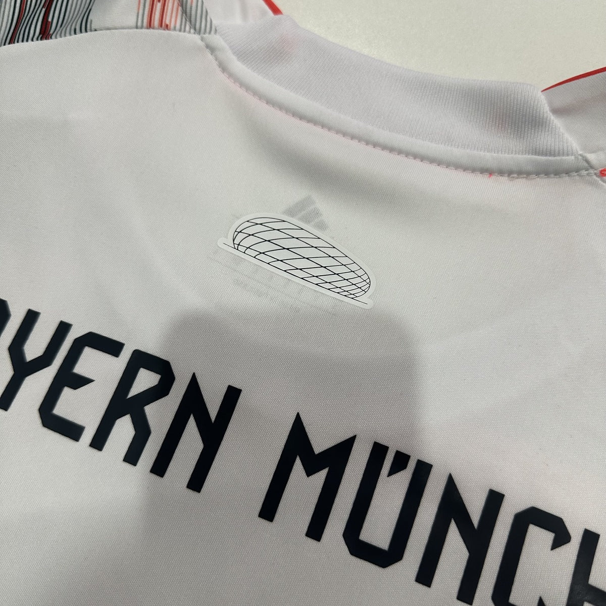 Jersey Bayern Múnich 2025-26 Visitante blanco, foto 6 de 7