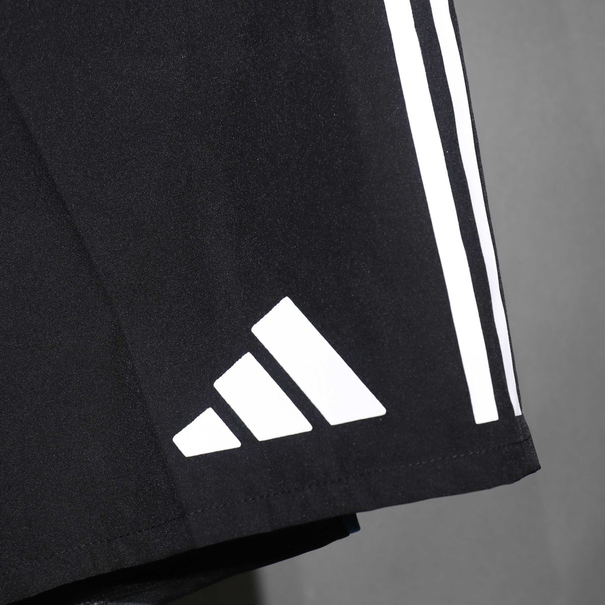 Short Newcastle United adidas 2025 Local negro, foto 4 de 5
